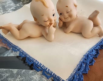 Bebés pianistas Kewpie de Lefton, estilo vintage - Par de figuritas guiñando un ojo, imagen especular - #KW228 Porcelana bizcochada - Japón de mediados de siglo