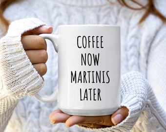 Coffee Now Martinis Later Tasse | Martini Kaffeebecher | Geschenk für Martini Trinker | Martinis | Martini Becher | Martini Geschenke | Lustiger Alkohol Becher