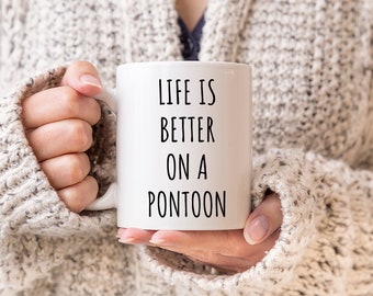 La vita è migliore su una tazza pontone / regali per barche pontone / tazza da caffè pontone / tazze pontone / idea regalo per proprietari di pontoni / regalo pontone