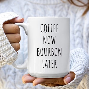 Pode incluir: Caneca de café de cerâmica branca com texto preto que diz "Coffee Now Bourbon Later".