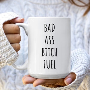 Tazza di carburante BAD ASS BITCH / Tazze da caffè toste / Regali tosti / Tazza tosta / Tazze da caffè divertenti / Tazze divertenti per ragazze / Regalo per lei / Tazze divertenti