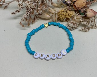 Pulsera con nombre de corazón de oro / Regalo para ella / Pulseras personalizadas / pulseras con cuentas / Pulsera con nombre / Joyas con cuentas / Pulsera apilable