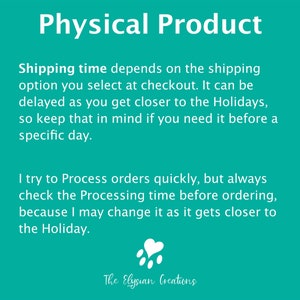 K&ouml;nnte beinhalten: Ein t&uuml;rkisfarbener Hintergrund mit wei&szlig;em Text, der "Physical Product" lautet. Der Text erkl&auml;rt, dass die Lieferzeit von der beim Checkout gew&auml;hlten Versandoption abh&auml;ngt und sich in der N&auml;he der Feiertage verz&ouml;gern kann. Au&szlig;erdem wird erw&auml;hnt, dass sich die Bearbeitungszeit in der N&auml;he der Feiertage &auml;ndern kann. Unten im Bild befindet sich ein wei&szlig;er Pfotenabdruck mit einem Herz in der Mitte, darunter der Text "The Elysian Creations".