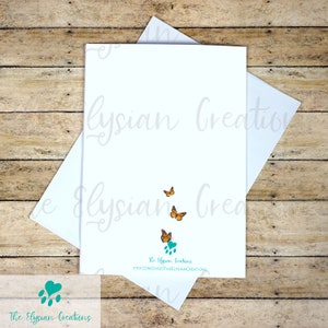 K&ouml;nnte beinhalten: Eine wei&szlig;e Karte mit einem t&uuml;rkisfarbenen Pfotenabdruck und drei orangefarbenen Schmetterlingen. Der Text "The Elysian Creations" und "ETSY.COM/SHOP/THEELYISIANCREATIONS" ist auf der Karte gedruckt.