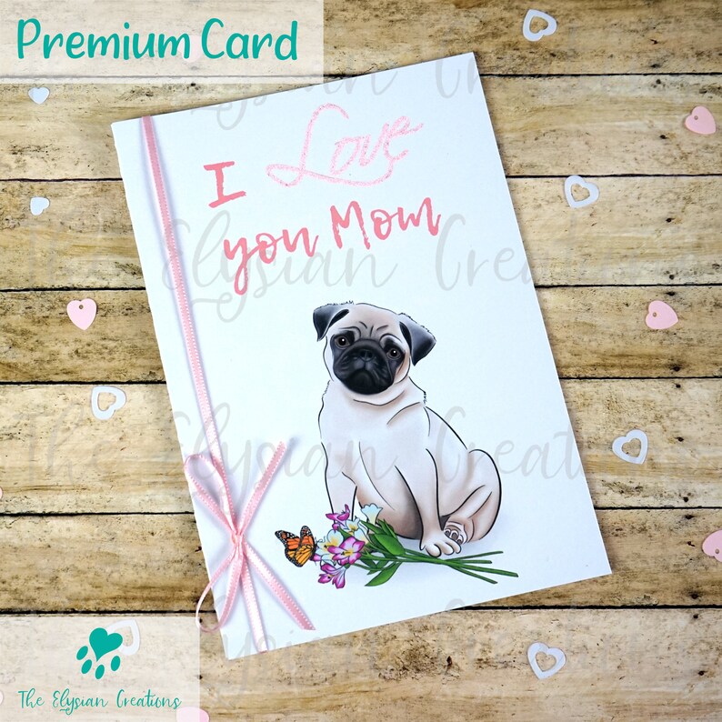 K&ouml;nnte beinhalten: Eine wei&szlig;e Karte mit rosa Schleife und einer Mops-Illustration. Die Karte sagt "Ich liebe dich Mama".