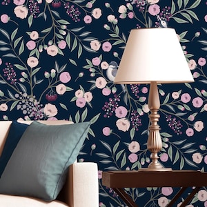Marineblaue Tapete mit rosa und beigem Blumenmuster und Vögeln | Abziehen und aufkleben | Selbstklebend | Repositionierbare, abnehmbare Tapete