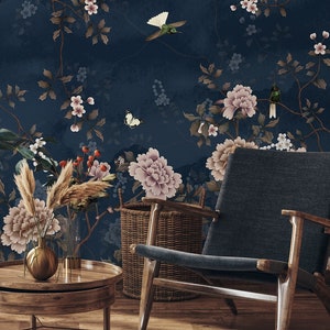 Dunkelblaue Chinoiserie-Tapete mit Vögeln und floralen Zweigen [Abziehen und Aufkleben (selbstklebend) oder traditionelle Vinyltapeten]