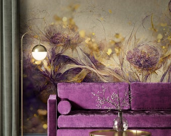 Könnte beinhalten: Ein Sofa aus lilafarbenem Samt mit einem Couchtisch aus goldenem Metall davor. Die Wand hinter dem Sofa ist mit einer floralen Tapete mit lila und goldenen Blumen verziert.