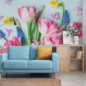 Carta da parati blu con fiori primaverili, fiori di tulipano e narciso, murale botanico [Stacca e incolla (autoadesivo) o carta vinilica tradizionale]