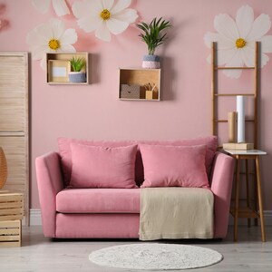 Carta da parati con margherite, fiori su sfondo rosa, murale botanico [Stacca e incolla (autoadesivo) o carta vinilica tradizionale]