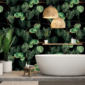Tapete mit Monstera-Baum, Liane, Blättern und grünem Chamäleon | Abziehen und aufkleben | Selbstklebend | Repositionierbare, abnehmbare Tapete