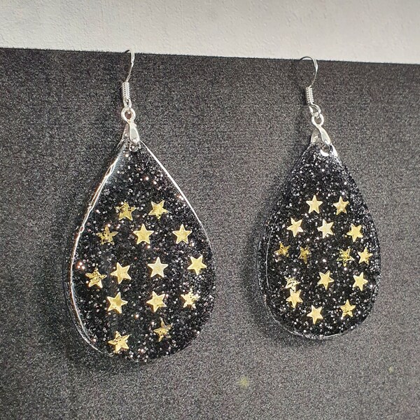 Boucles d'oreilles forme goutte paillettes noir et étoiles doré