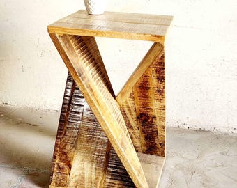 Mesa auxiliar de madera de mango hecha a mano: Mesa auxiliar angular estilo bohemio