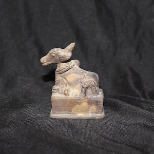 Antike Bronze Nandi Bull Idol: Handgefertigte Hindu Tempel Kunst