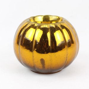 Antieke gele glazen pompoenkandelaar: vintage herfstdecor