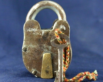 Candado indio antiguo: cerradura coleccionable de latón y hierro con llave.