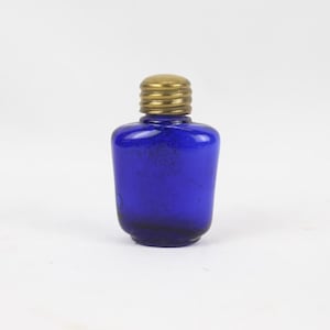 Vintage Kobaltblaue Glasflasche: Kleines Sammlerstück mit Messingverschluss