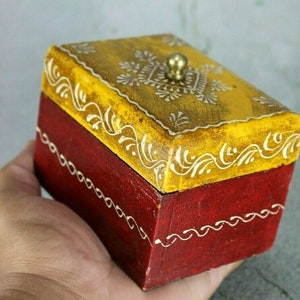 Small Vintage Style Wooden Trinket Box: Hand-Carved, Solid Wood, Jewelry Storage