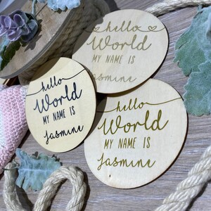 Personnalisé Baby Announcement Wooden Disc-Hello World mon nom est |photo prop |baby shower cadeau |milestones |souvenirs en bois |bébé révéler