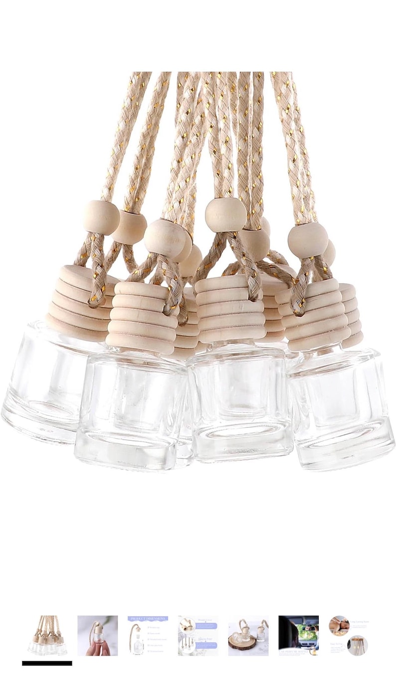 Op de afbeelding: Een verzameling heldere glazen diffuserflessen met houten doppen en beige touwhangers. De flessen zijn rechthoekig met een kleine opening. Het touw heeft gouden accenten en is bevestigd aan een houten kraal.