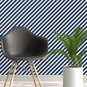 Carta da parati a righe diagonali / blu navy e crema, decorazione murale moderna / tradizionale o stacca e attacca