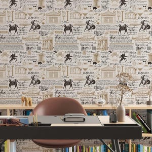 Op de afbeelding: Een thuiskantoor met een zwart bureau, een bruine stoel en een boekenkast vol boeken. Het behang heeft een herhalend patroon van oude Griekse figuren, gebouwen en schrift in beige en bruin. Er ligt een vloerkleed onder het bureau.