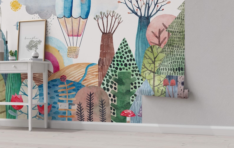 K&ouml;nnte beinhalten: Ein Aquarell-Wandbild mit einem Hei&szlig;luftballon, B&auml;umen und Blumen. Das Wandbild ist in einem verspielten Stil mit leuchtenden Farben und einem verspielten Design gemalt.