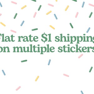 K&ouml;nnte beinhalten: Wei&szlig;er Hintergrund mit gr&uuml;nem Text&uuml;berlagerung, der "Flat rate $1 shipping on multiple stickers" lautet. Der Hintergrund ist mit einer Streuung bunter Streusel verziert.