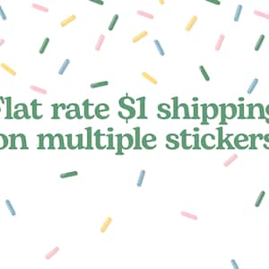 以下が含まれることがあります： 白い背景に、緑色のテキスト「Flat rate $1 shipping on multiple stickers」が重ねられています。背景には、カラフルなスプリンクルが散りばめられています。