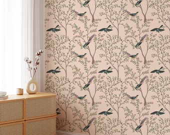 Puede incluir: Papel pintado con un patrón repetido de pájaros, árboles y bayas. Los pájaros se muestran en vuelo y posados en ramas con hojas verdes y bayas rojas. El fondo es de color rosa suave.