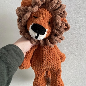 Löwe Lovey | Löwe Snuggler | Häkeltiere | Weiche gehäkelte Tiere | Löwen Spielzeug für Kinder |Handgemachte Geschenke | Baby Geschenke | Löwe Baby Geschenk