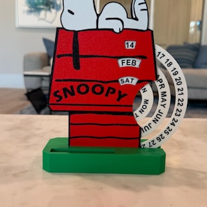 Snoopy Perpetual Desk Calendar 3D Printed – Phone Stand & Photo Holder, Peanuts Desk Decor, Cute Office Accessory, Charlie Brown Fan Gift