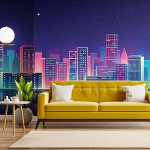 Puede incluir: Un sofá amarillo con almohadas blancas frente a un mural de pared que representa un horizonte urbano de noche. El horizonte está formado por edificios altos en tonos de rosa, azul y morado, con un cielo estrellado en el fondo.