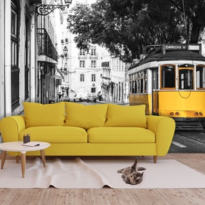 Tapete mit gelber Straßenbahn auf alten Straßen von Lissabon, Portugal | Abziehen und Aufkleben, selbstklebend, Wandbild, abnehmbare Tapete, Wanddekoration
