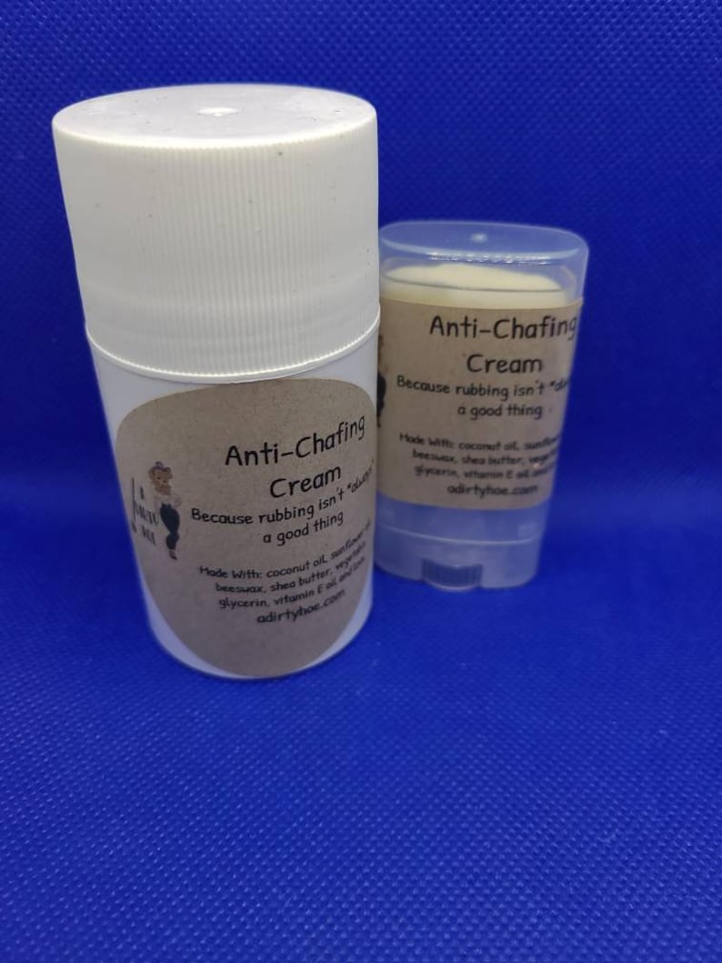 Puede incluir: Dos desodorantes en barra blancos con etiquetas marrones que dicen "Crema anti-rozaduras" y "Porque frotar no es algo bueno". Las etiquetas tambi&eacute;n enumeran los ingredientes, que incluyen aceite de coco, cera de abejas, manteca de karit&eacute;, glicerina, aceite de vitamina E y aceite de girasol. La direcci&oacute;n del sitio web "adirtyhoe.com" est&aacute; impresa en ambas etiquetas.