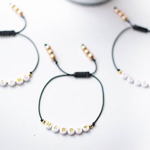 Pulsera ajustable con mensajes en negro y oro, pulsera personalizable, pulsera con cuentas del alfabeto - L'atelier de Magena