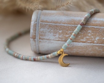 Trendy natural stone necklace, moon pendant necklace - L'atelier de Magena