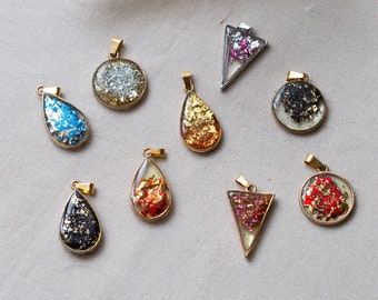 Pendant medallions with glitter and resin, unique and festive jewelry - L'atelier de Magena