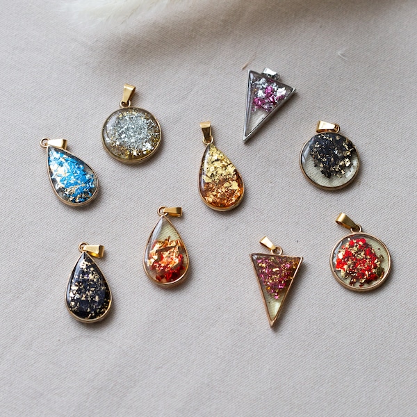 Pendant medallions with glitter and resin, unique and festive jewelry - L'atelier de Magena