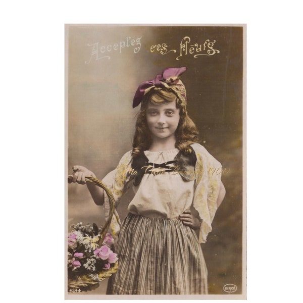 Carte postale ancienne ∙ Acceptez ces fleurs ∙ Jolie fillette portant un panier de fleurs