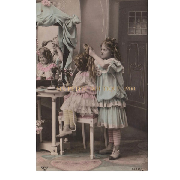 Carte postale vintage ∙ Petites filles devant une coiffeuse