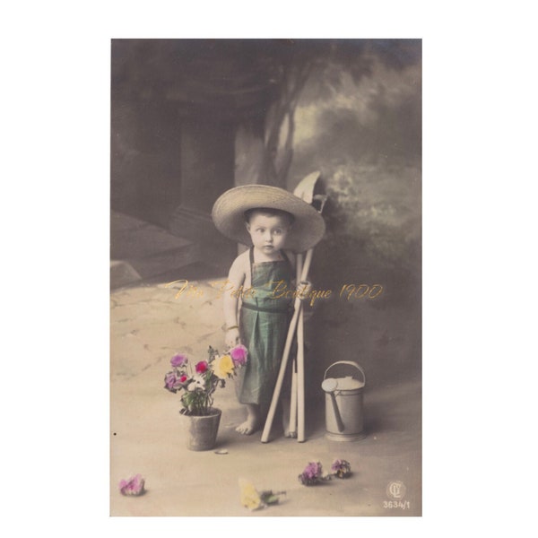 Carte postale vintage ∙ Le petit jardinier ∙ Petit garçon au grand chapeau de paille