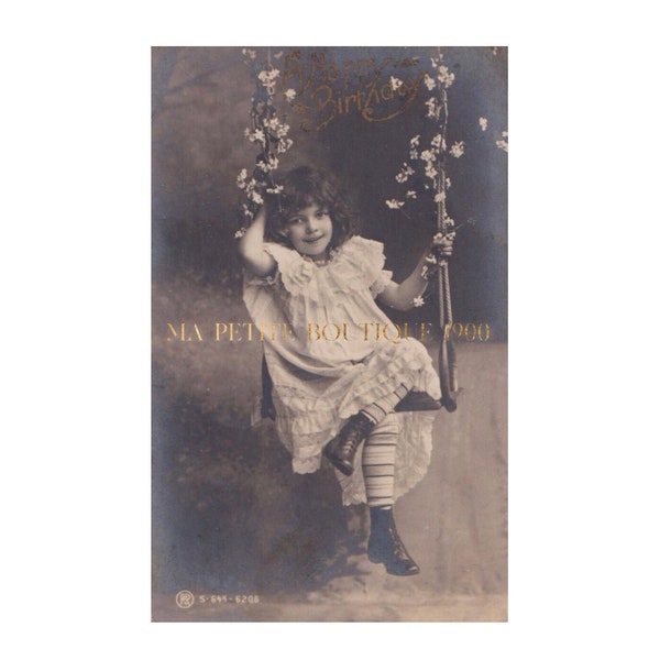 Carte postale vintage ∙ Joyeux Anniversaire ∙ Petite fille assise sur une balançoire