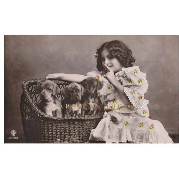 Carte postale vintage ∙ Petite fille et trois chiots