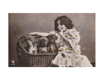 Carte postale vintage ∙ Petite fille et trois chiots