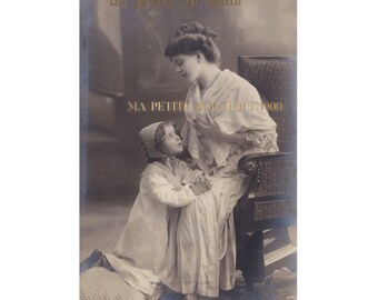 Carte postale vintage ∙ La Prière du matin ∙ Petite fille et sa jolie maman