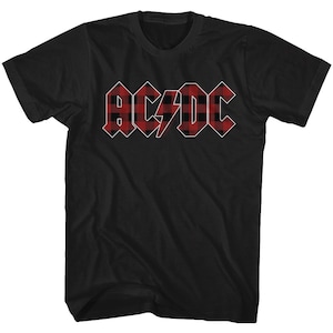 Puede incluir: Camiseta negra con un logotipo "AC/DC" de cuadros rojos y negros.
