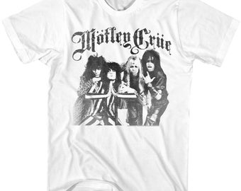Puede incluir: Una camiseta blanca con una imagen en blanco y negro de la banda Motley Crue. Los miembros de la banda están de pie frente a un fondo blanco. El nombre de la banda está escrito en una fuente grande y en negrita sobre la imagen.