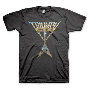 Könnte beinhalten: Schwarzes T-Shirt mit einer silbernen und goldenen Grafik einer Gitarre und dem Text "Triumph Allied Forces".