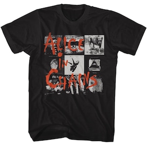 Pode incluir: Camiseta preta com uma estampa gráfica vermelha e branca da banda Alice in Chains. O gráfico é uma colagem de imagens e texto, incluindo um dinossauro, um cão e o nome da banda.